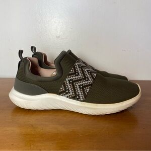 Clarks Women’s 8.5 Cloudsteppers Shoes Slip On Beaded Green Pink Walking Comfort